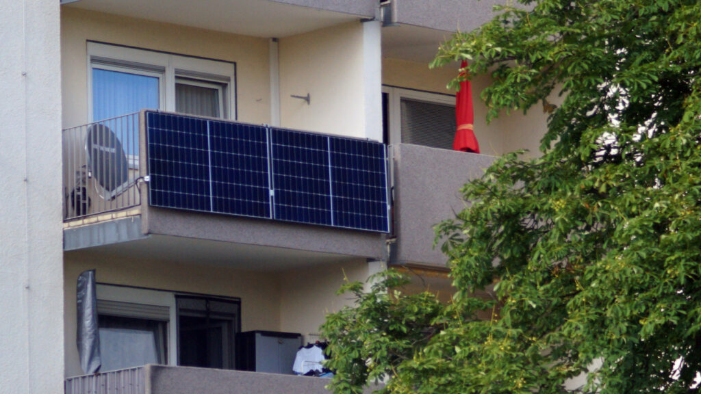balkonkraftwerk-an-betonbalkon-463 Selbst kleine Balkone eignen sich für die Installation von Solarmodulen