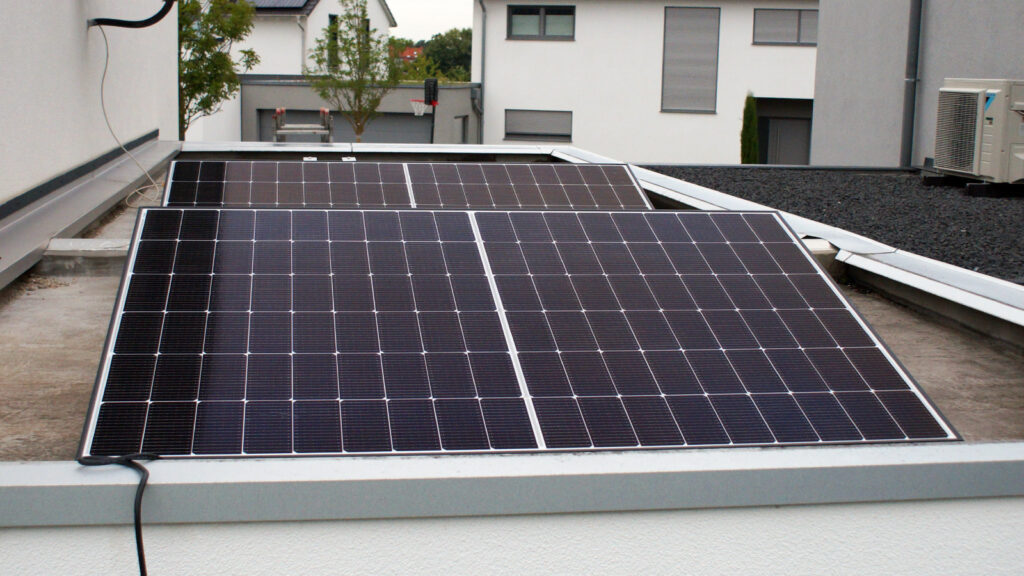 balkonkraftwerk-auf-flachdach-montiert Diese Mini-Solaranlage haben wir auf einem Garagendach aufgebaut
