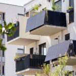 Mini-Solaranlagen an verschiedenen Balkonen