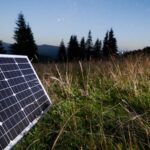 Wir zeigen was eine Balkonkraftwerk Nachteinspeisung ist und wie sie am besten funktioniert