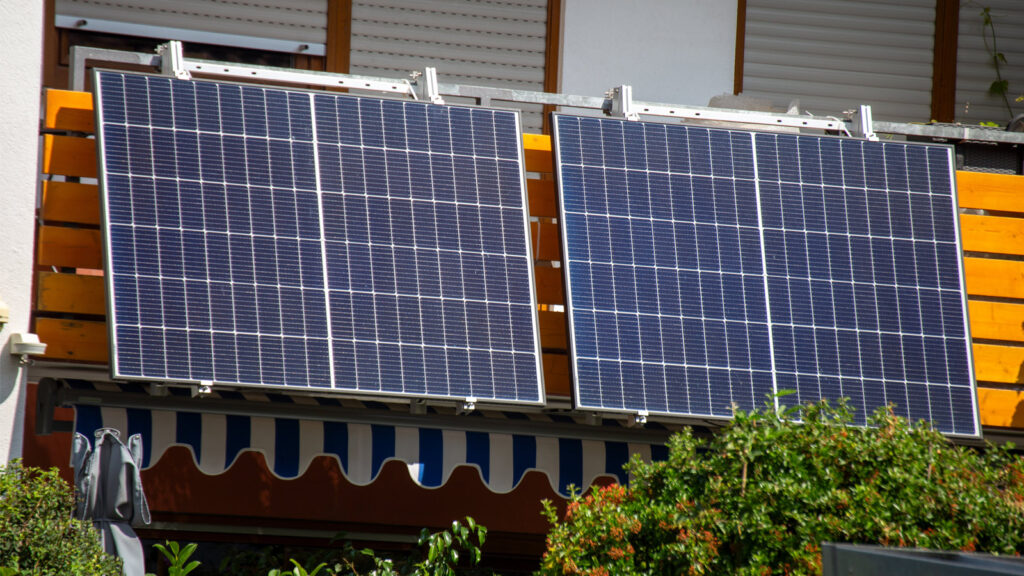 balkonkraftwerk-solarmodul-wirkungsgrad-messung Solarmodule mit Gitterstruktur im Sonnenlicht