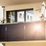 Solarmodule an einem Gitterbalkon