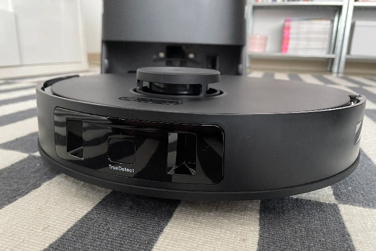 Der Kreuzlaser und die Kamera sind an der Vorderseite des Saugroboters verbaut Der Kreuzlaser und die Kamera sind an der Vorderseite des Saugroboters verbaut