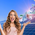 Jubelnde Frau und Geldregen vor Solarmodulen
