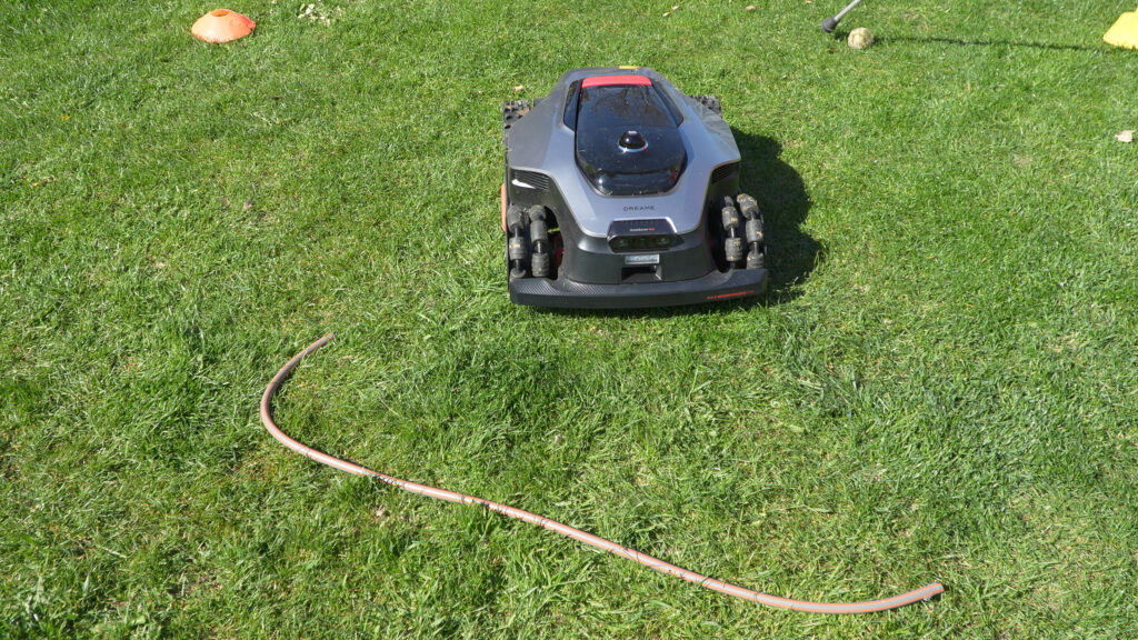 Sogar der Gartenschlauch wurde perfekt erkannt und umfahren