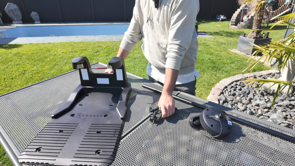 Zum Lieferumfang gehören auch Ersatzklingen, Schrauben, Erdnägel und das Netzteil