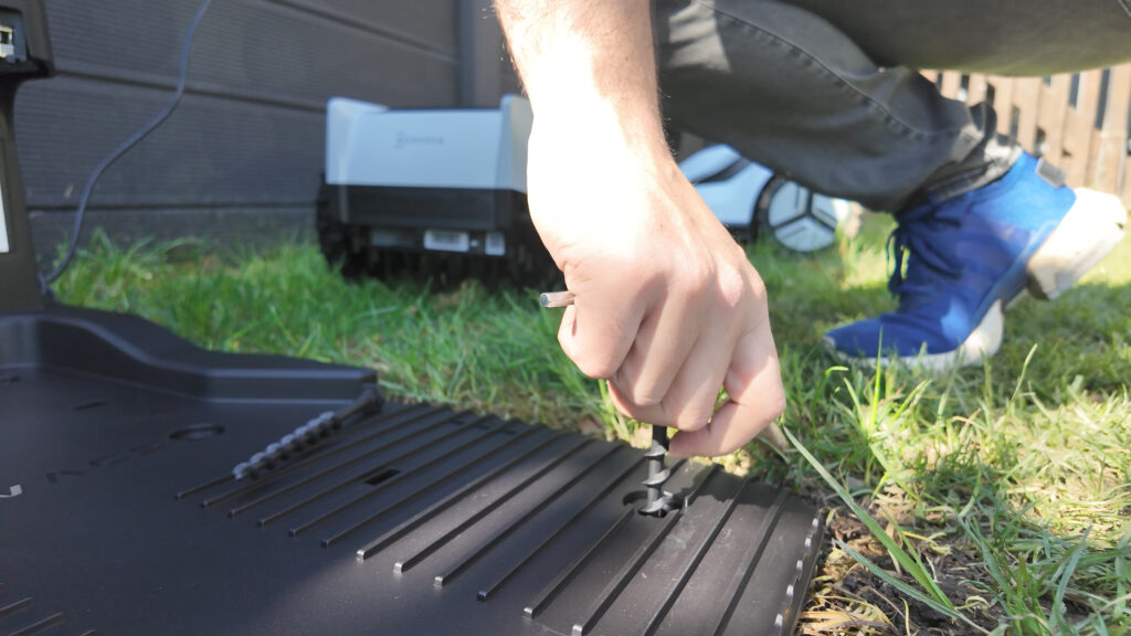 Die Ladestation sollte zur Sicherheit mit mindestens zwei Erdschrauben fixiert werden
