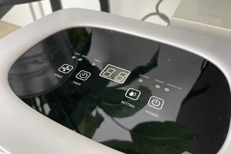 Die Bedienoberfläche des Hantech Luftentfeuchters ist intuitiv gestaltet Die Bedienoberfläche des Hantech Luftentfeuchters ist intuitiv gestaltet