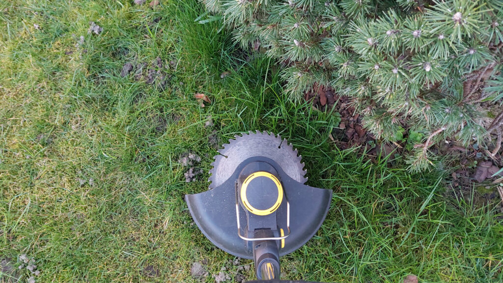 freischneider-fuer-brombeeren-und-wurzeln Bei diesem Test-Gerät unserer Redaktion können sogar Sägeklingen eingesetzt werden