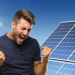 Mann jubelt wegen Solarmodulen