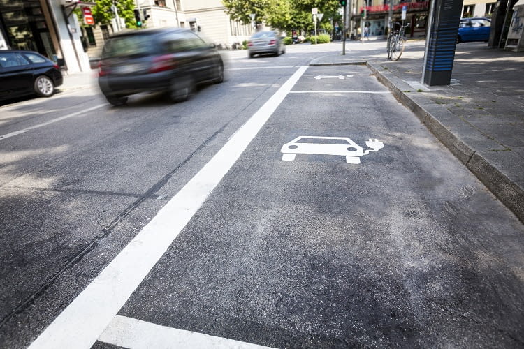 Hohe Ladeströme für Elektroautos sind derzeit nur an wenigen Superchargern erreichbar Hohe Ladeströme für Elektroautos sind derzeit nur an wenigen Superchargern erreichbar