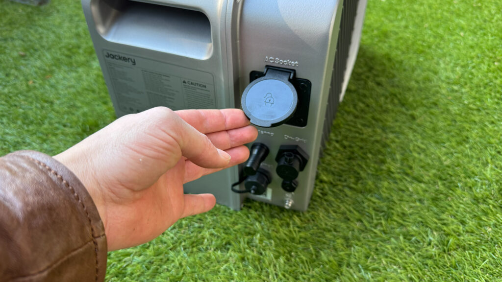jackery-solarvault-3pro-notstromsteckdose An der Notstromsteckdose lassen sich Elektrogeräte bei Bedarf direkt anschließen
