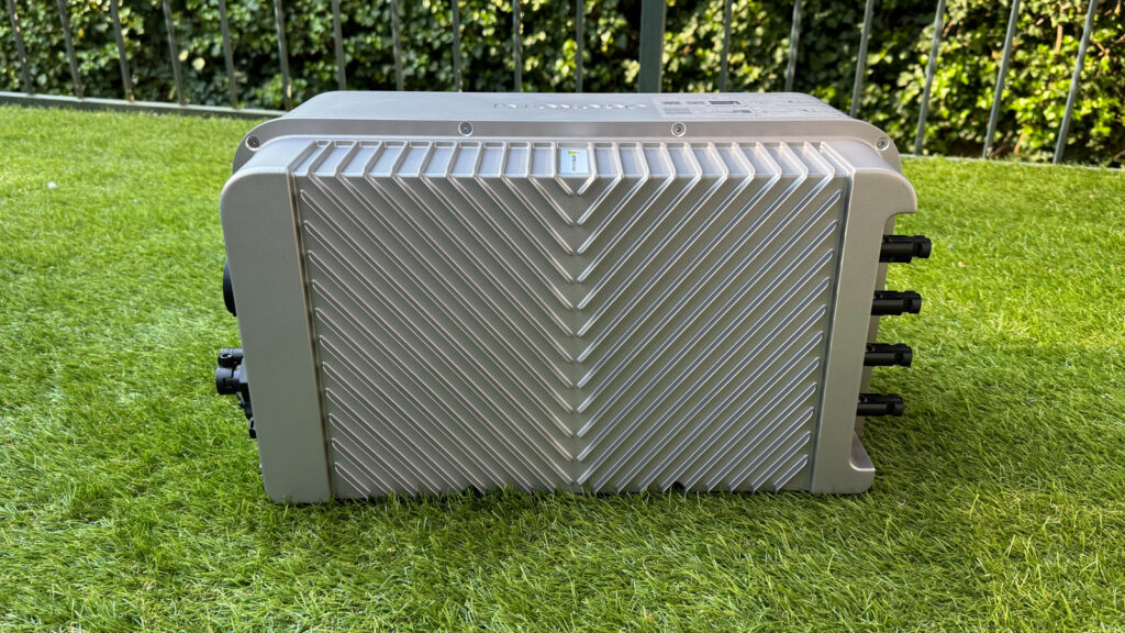 kuehlrippen-solarvault-3-pro-speicher Die schräge Kühlrippenstruktur soll Wärme besonders gut ableiten