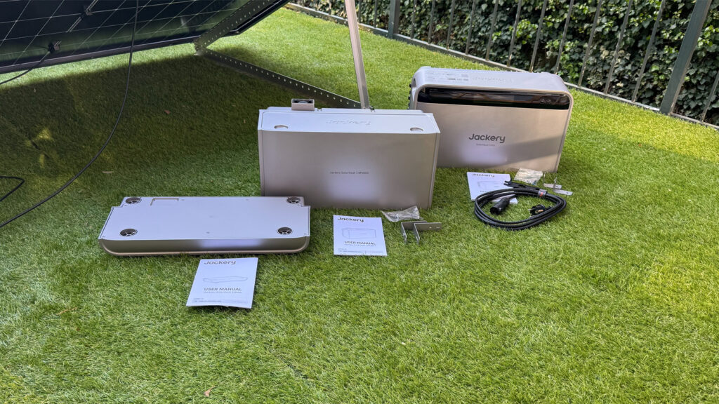 lieferumfang-jackery-solarvault-3-pro Links ist die Base (Standfuß) mittig der Zusatzakku und rechts der Hauptspeicher zu sehen