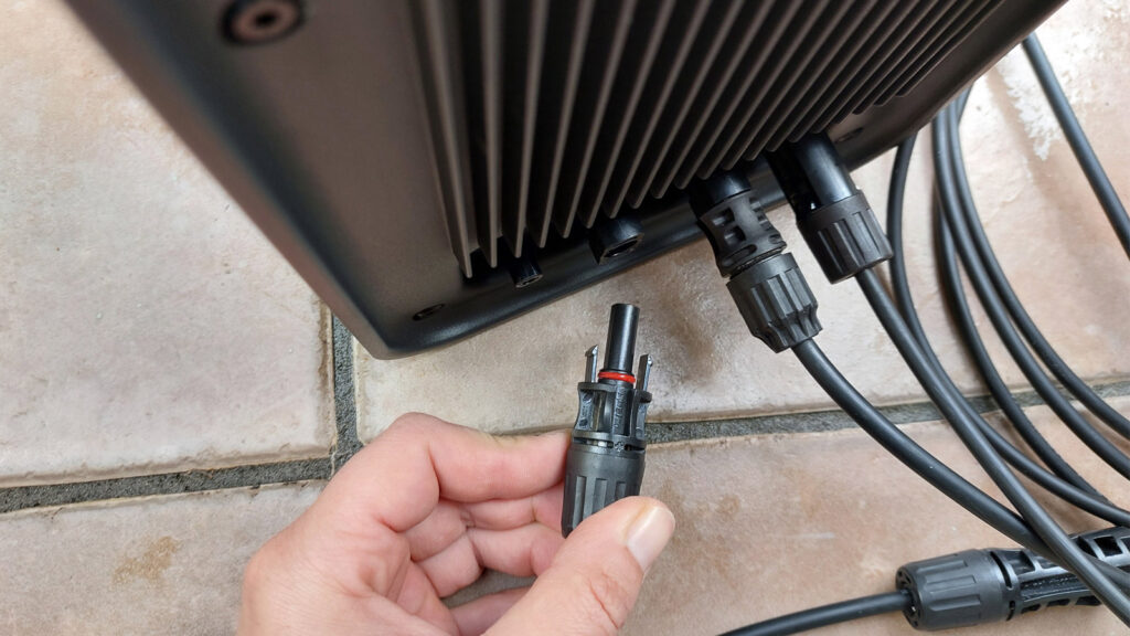 marstek-b2500-solarmodule-anschliessen Das Anschließen der Solarmodule war im Test mit wenigen Handgriffen erledigt