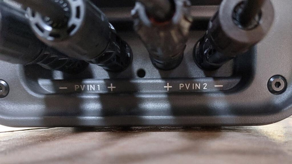 marstek-b2500-speicher-test-anschluesse Besonders für Anfänger sind die beschrifteten Anschlüsse sehr praktisch