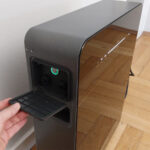 Einige Bedienelemente sind bei diesem Speicher unter einer Abdeckung versteckt