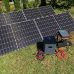 In unserem Test kamen neben dem Speicher auch vier Solarmodule zum Einsatz