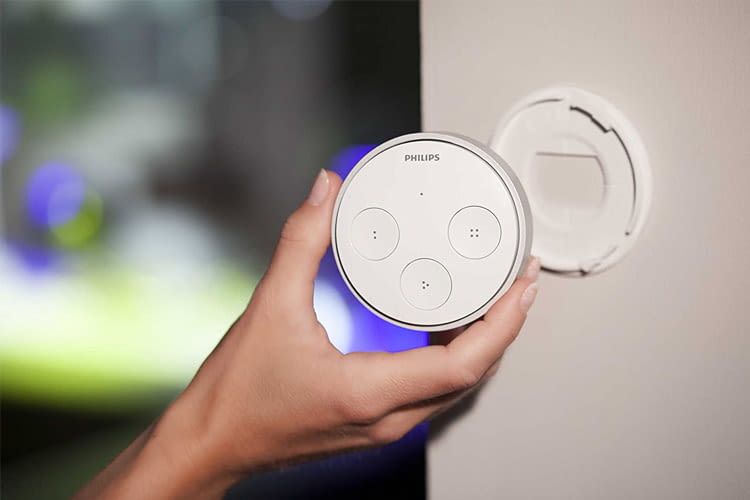 Der Philips Hue Tap Schalter arbeitet kinetisch und benötigt daher weder Kabel noch Batterien Der Philips Hue Tap Schalter arbeitet kinetisch und benötigt daher weder Kabel noch Batterien
