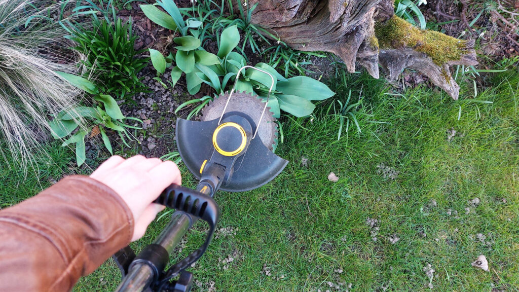 rasentrimmer-sicherheitsbuegel-zum-pflanzenschutz Der Schutzbügel lässt sich meist bei Bedarf ganz einfach ausklappen