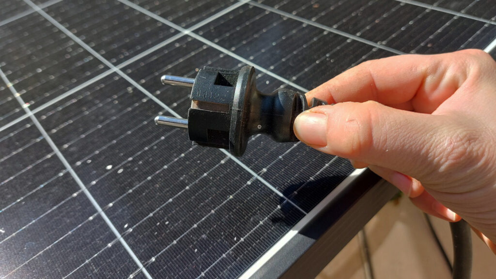 schuko-stecker-fuer-800-watt-balkonkraftwerke Mit einem solchen Schuko-Stecker lassen sich Balkonkraftwerke am Hausnetz anschließen