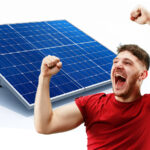 Jubelnder Mann vor Solarmodul