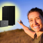 Lachende Frau zeigt auf Balkonkraftwerk Starter-Set