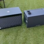 Links ist die Speicher-Haupteinheit zu sehen, rechts einer einer der Zusatzakkus