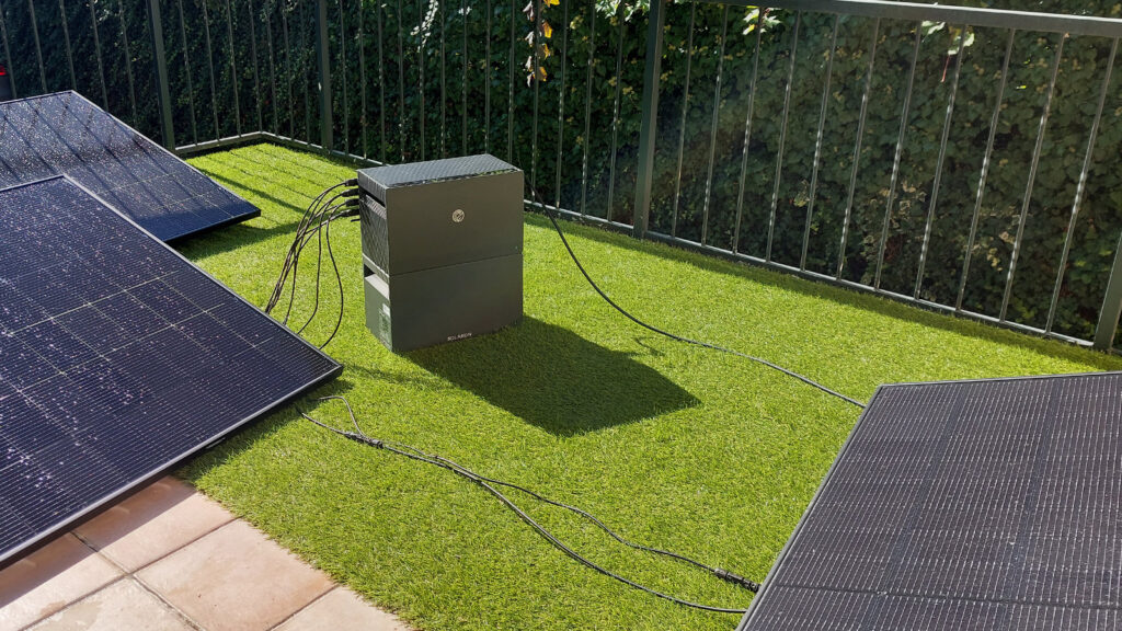 solakon-one-stromspeicher-mit-solarpanel-auf-terrasse Wir haben den Solakon ONE im Test mit einem Erweiterungsakku genutzt