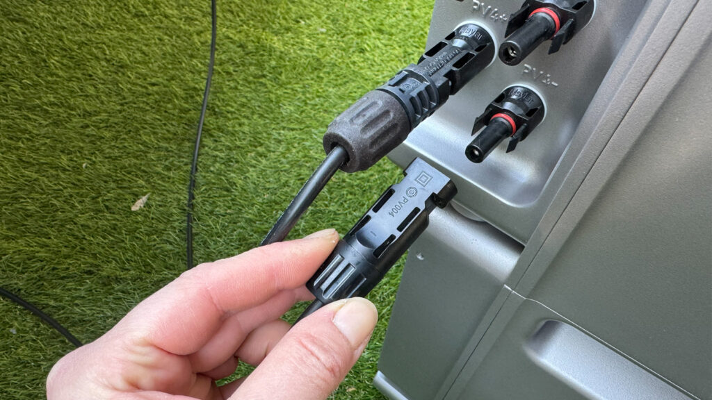 solarmodule-an-solarvault-3-pro-anschliessen Die Solarmodule lassen sich einfach per Klickverschluss koppeln