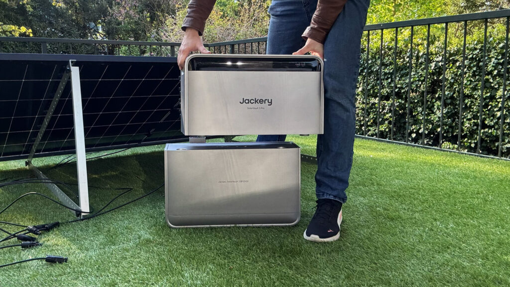 solarvault-3-serie-ausbauen Der Hauptspeicher wird einfach auf einen oder mehrere Zusatzakkus aufgesetzt