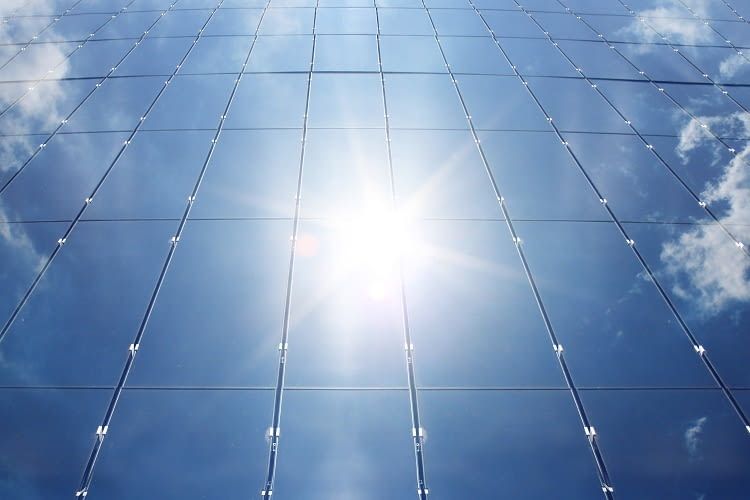Viele einzelne Solarzellen ergeben ein Solarmodul - und diese dann die Solaranlage Viele einzelne Solarzellen ergeben ein Solarmodul - und diese dann die Solaranlage