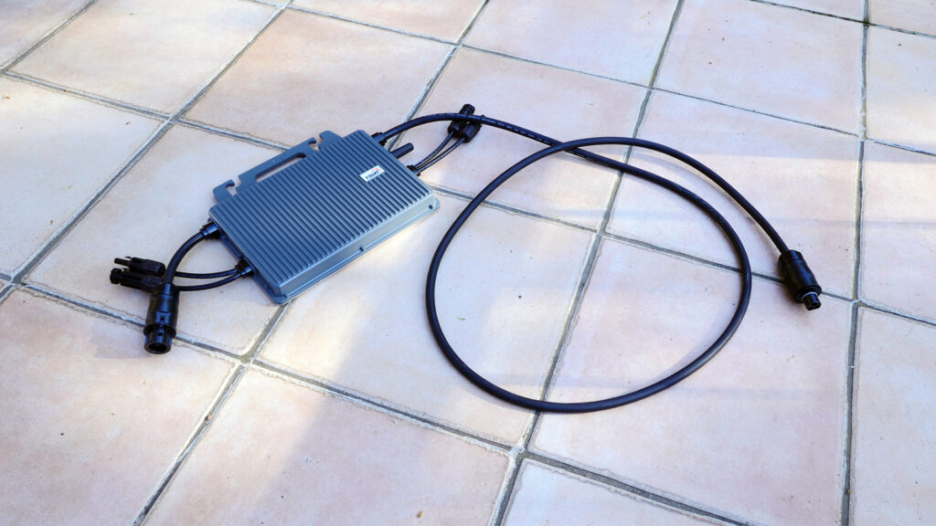 standard-balkonkraftwerk-wechselrichter-mit-schuko So sieht ein Standard-Mikro-Wechselrichter für Balkonkraftwerke aus