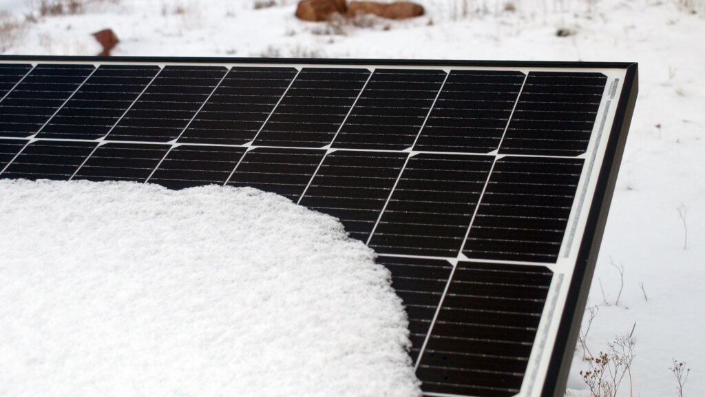 verschneite-solarmodule-im-winter-beim-zendure-test Schnee auf einem Solarmodul