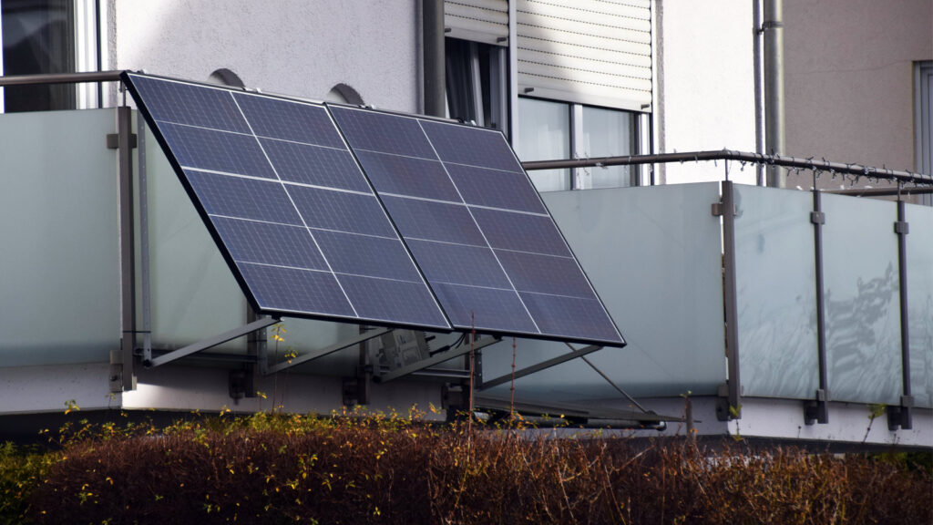 was-ist-beim-balkonkraftwerk-kauf-wichtig Im Handel gibt es sowohl für Gitter-, als auch Beton- oder Glasbalkone passende Halterungen