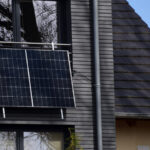 Mit einem Balkonkraftwerk können alle, die einen Balkon oder eine Terrasse haben eigenen Ökostrom erzeugen