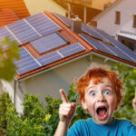 Erstaunter Junge zeigt auf Dachsolaranlage