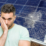 Geschockter junger Mann vor kaputtem Solarmodul