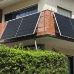 Solarmodule an einem Balkon