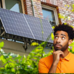 Junger Mann vor Solarmodul