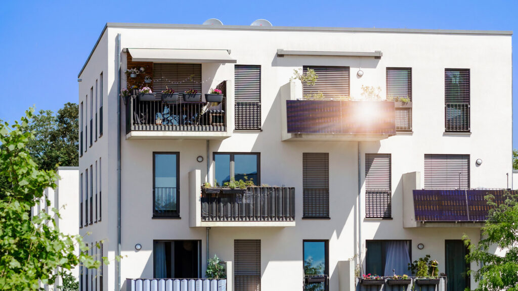 Wie viel Strom liefert ein Balkonkraftwerk pro Saison?