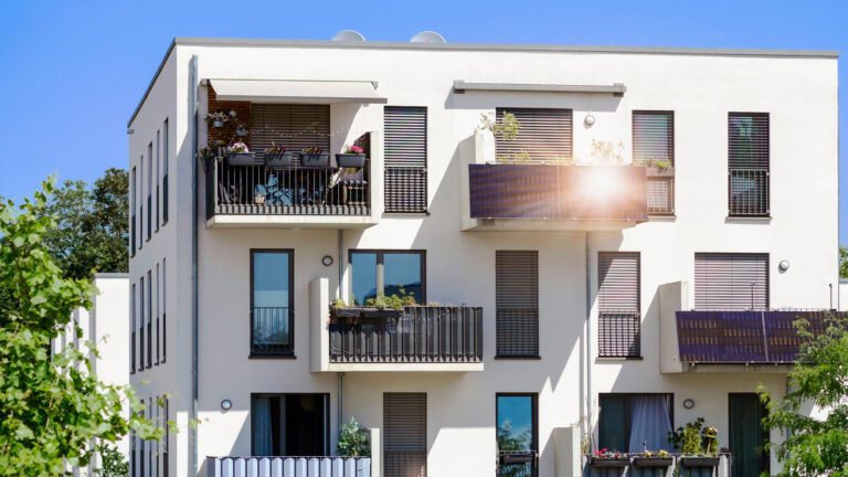 Wie viel Strom liefert ein Balkonkraftwerk pro Saison?