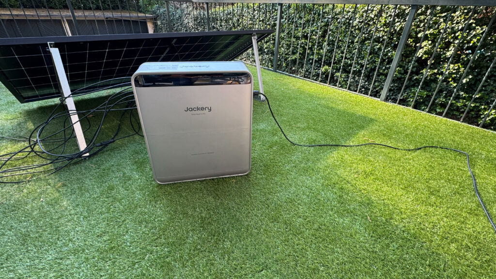 wie-wichtig-ist-ein-balkonkraftwerk-speicher-fuer-nulleinspeisung Ein Speicher nimmt Stromüberschüsse für abends oder Schlechtwetterphasen auf