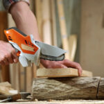 Holzzuschnitt per Mini-Kettensäge