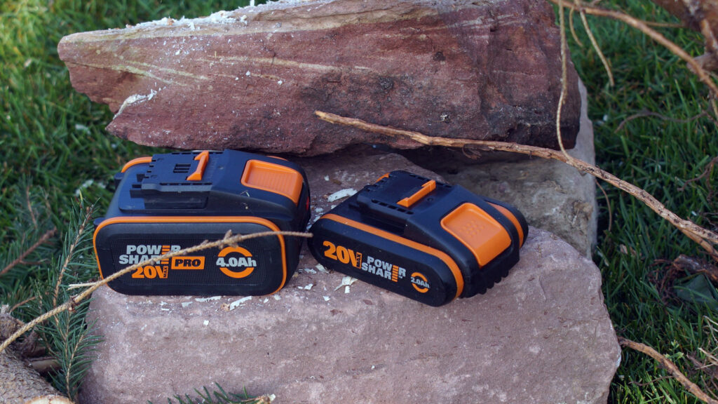 worx-akkus-fuer-saege-freischneider-und-maehroboter Hier sind zwei Akku-Varianten aus unseren Tests zu sehen