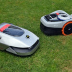 Zwei Mähroboter im direkten Vergleich