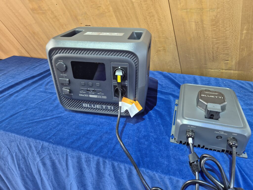 Der BLUETT Transfer Hub (rechts) macht aus einer PowerStation einen Balkonkraftwerk Speicher.