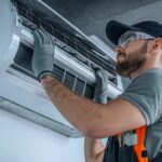 Fachinstallation vom Profi: Split-Klimaanlagen können auf Dauer kosteneffizienter sein, als schnelle Lösungen.