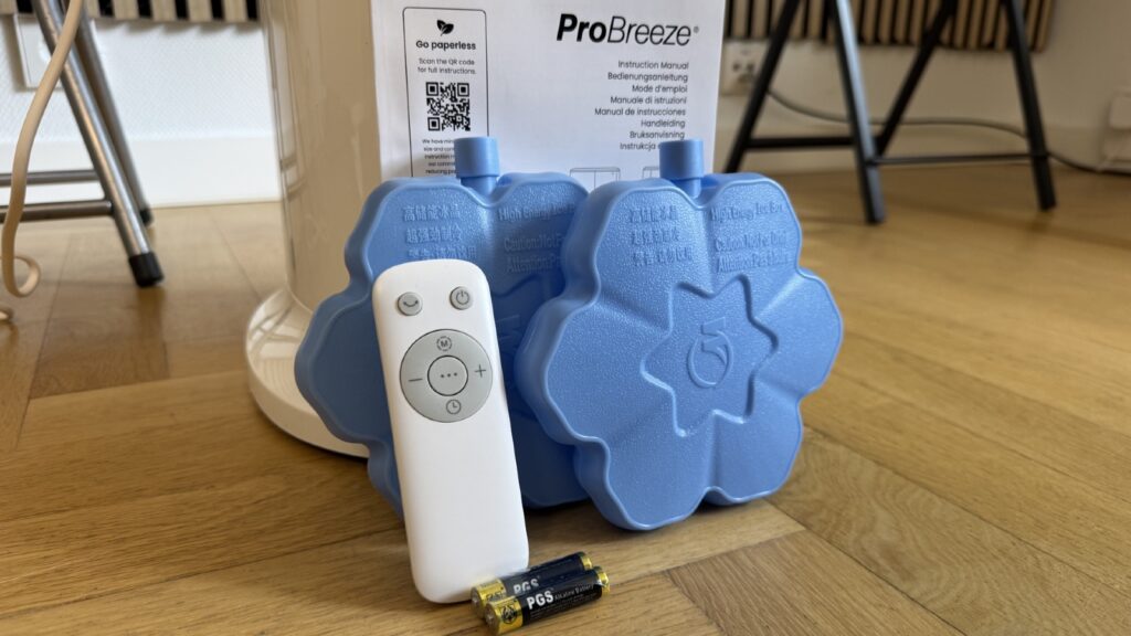 Übersichtlicher Lieferumfang: Der ProBreeze OmniAir ist bereits vormontiert - zusätzlich zum Gerät gibt es eine Fernbedienung mit Batterien, zwei Eispads und eine mehrsprachige Anleitung.