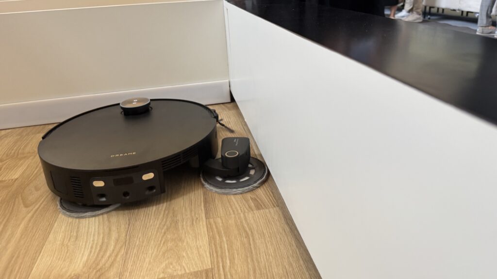 Reinigung bis in die letzte Ecke: Die Bürste des DREAME X60 fährt 12 cm weit aus, der Wischarm sogar 18 cm!